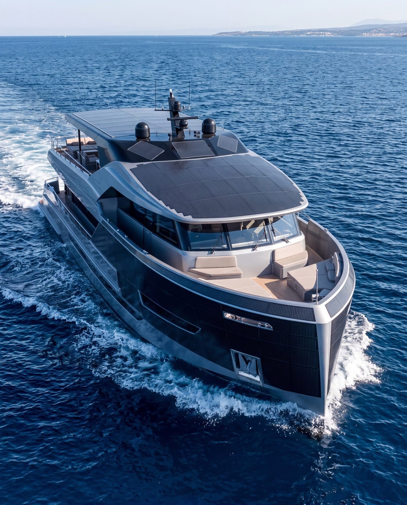Schiff mit Leicht-PV-Modulen auf Deck und Aufbauten auf offener See