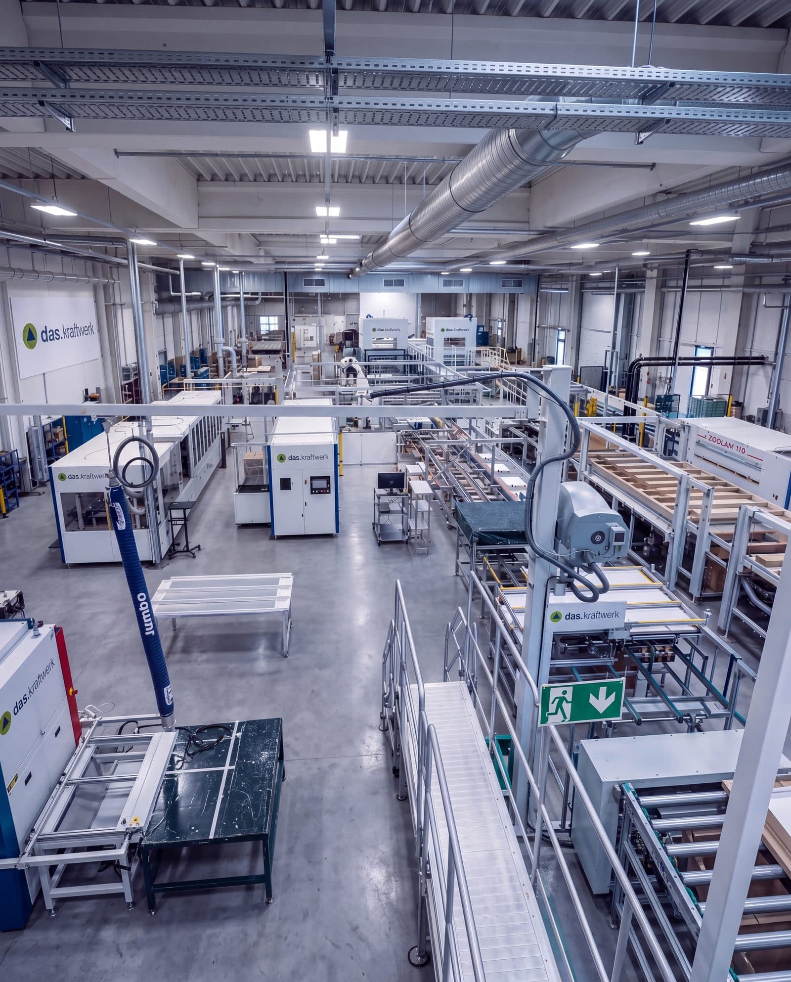 Produktionshalle von das.kraftwerk in Wiener Neustadt mit Laminator für die PV-Modulfertigung