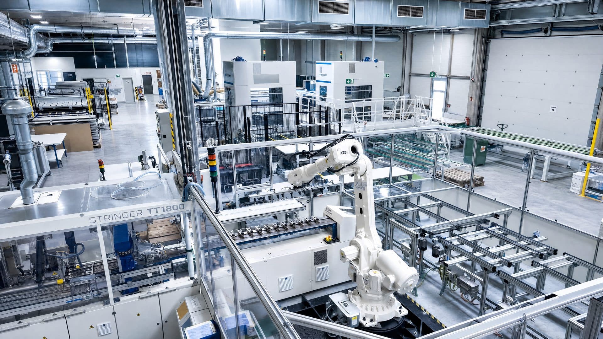 Robotergestützte Fertigungslinie auf der Produktionsfläche in Wiener Neustadt