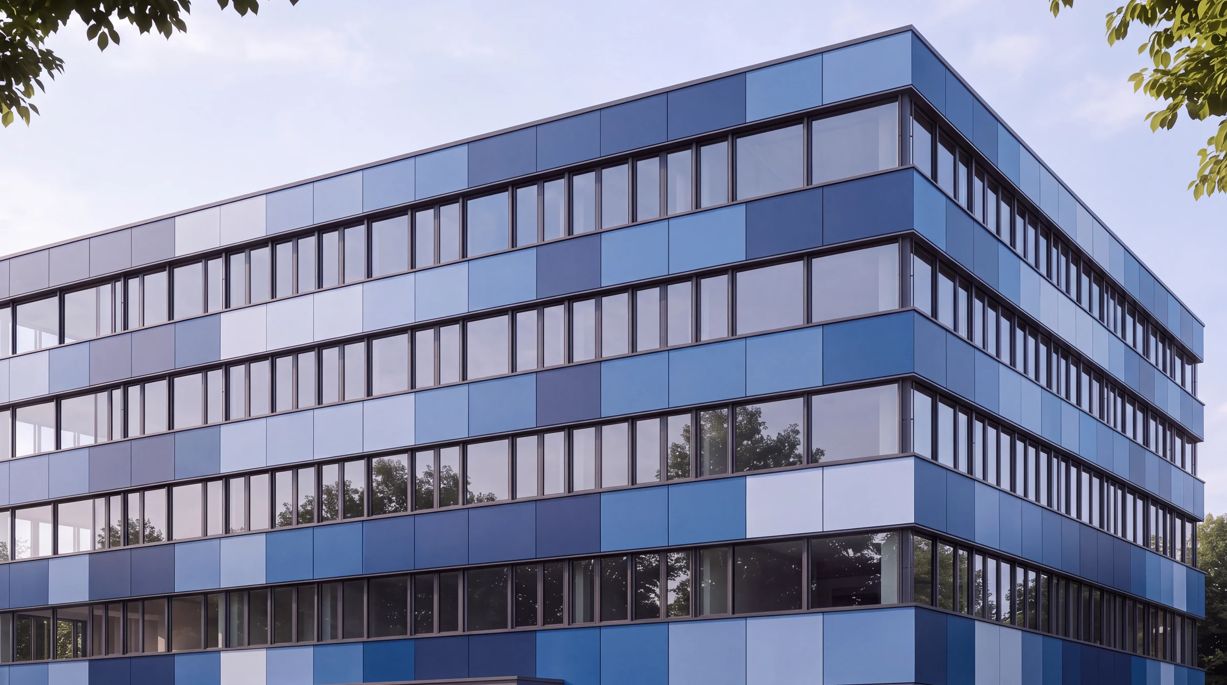 Gebäudefassade mit PV-Modulen zwischen den Geschossbändern