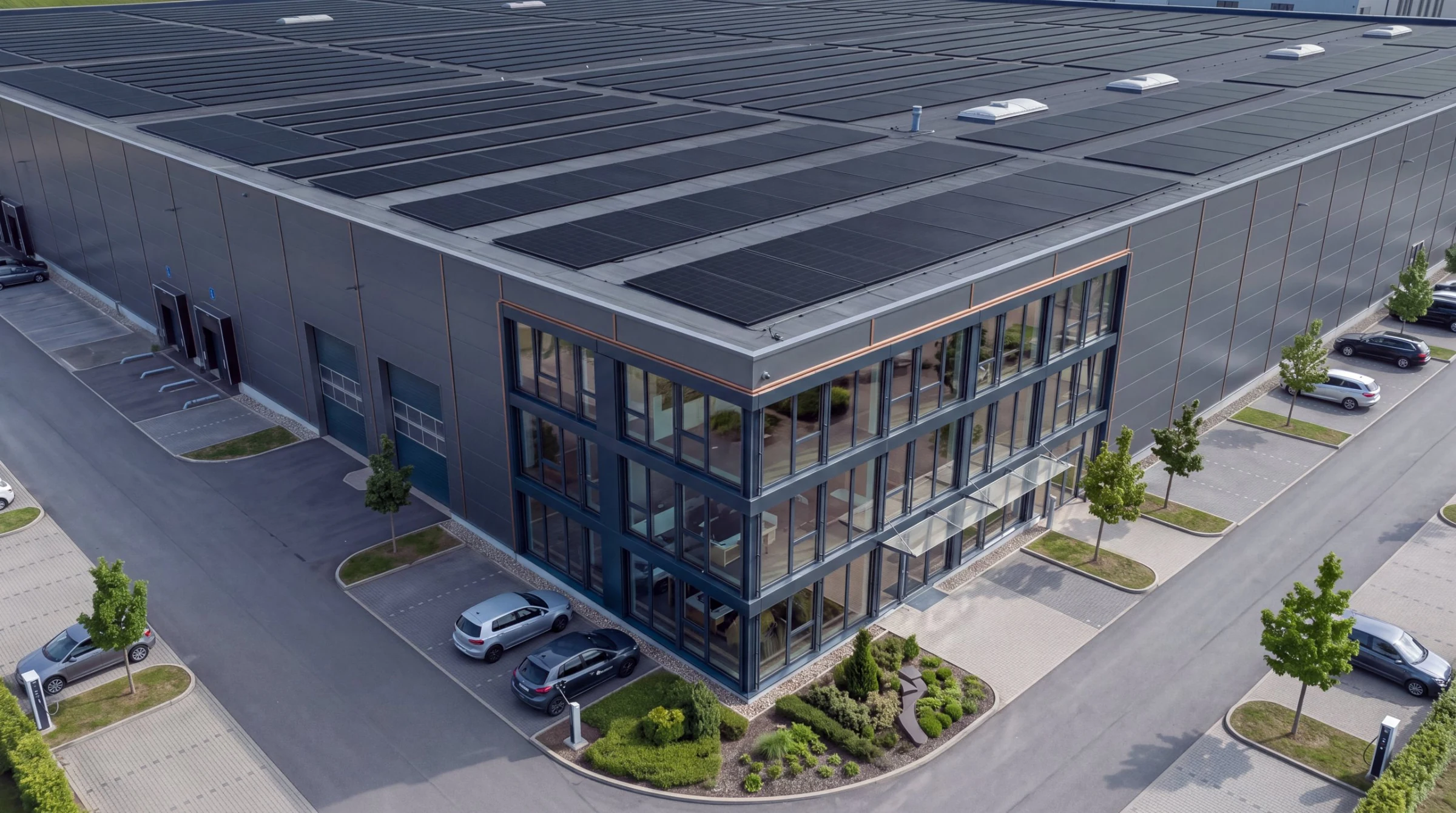 Industriehalle mit Composite Super Light Modulen auf dem Flachdach, Luftaufnahme